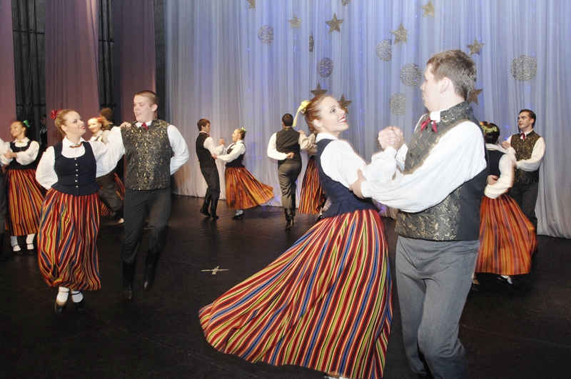 Deju kopa «Mēmelīte» izpilda konkursa obligātā repertuāra deju «Tautiešam’i roku devu».
Autors: Ivars Bogdanovs