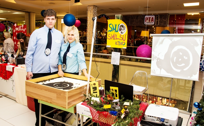 Īslīces vidusskolas SMU «Vision» smilšu kino raisīja īpašu interesi izglītības darbiniekos.
Autors: no JAL albuma.