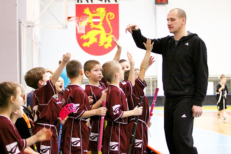 Ingus Panteļejevs, «Bauskas BJSS»U8 komandas treneris, uzteic bērnu vēlmi spēlēt, jo, kā redzams, audzēkņi paši «piesakās» uz vietu laukumā.
Autors: Elīna Gruncka