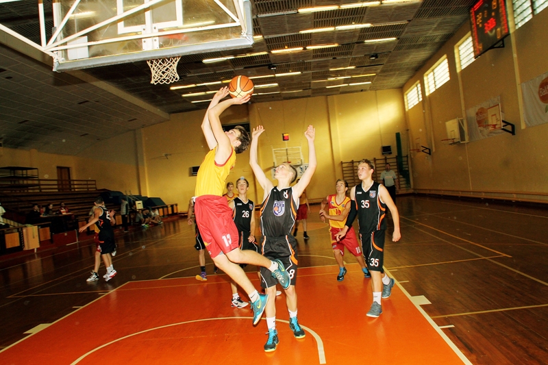 Ēriks Naumenko (ar bumbu) uzbrūk grozam spēlē starp «Iecava/Vecumnieki» vienību (gaišajos tērpos) un «Bauskas» komandu. 
Autors: Uldis Varnevičs