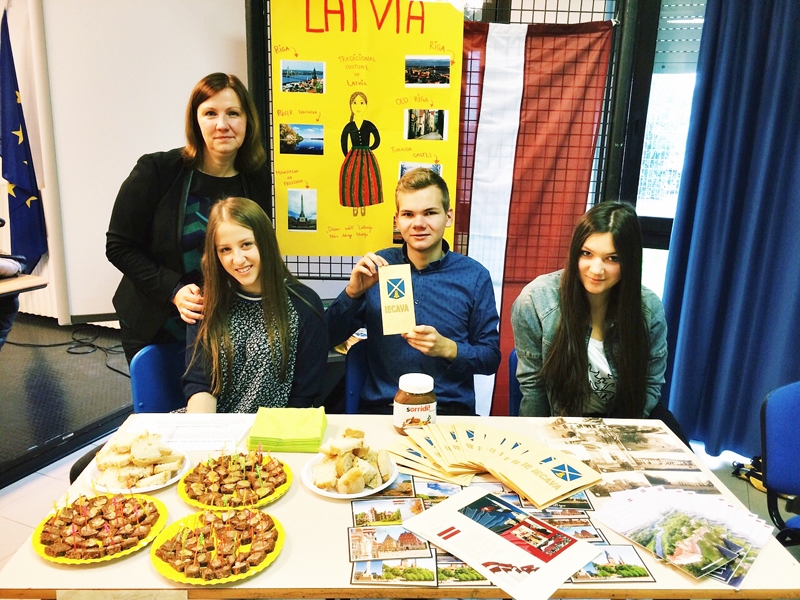 Konferencē Itālijā. Solvita Dārziņa (no kreisās) ar audzēkņiem Verneru Jāni Trokšu, Kristu Dārziņu un Katrīnu Kareli.
Autors: no skolas albuma