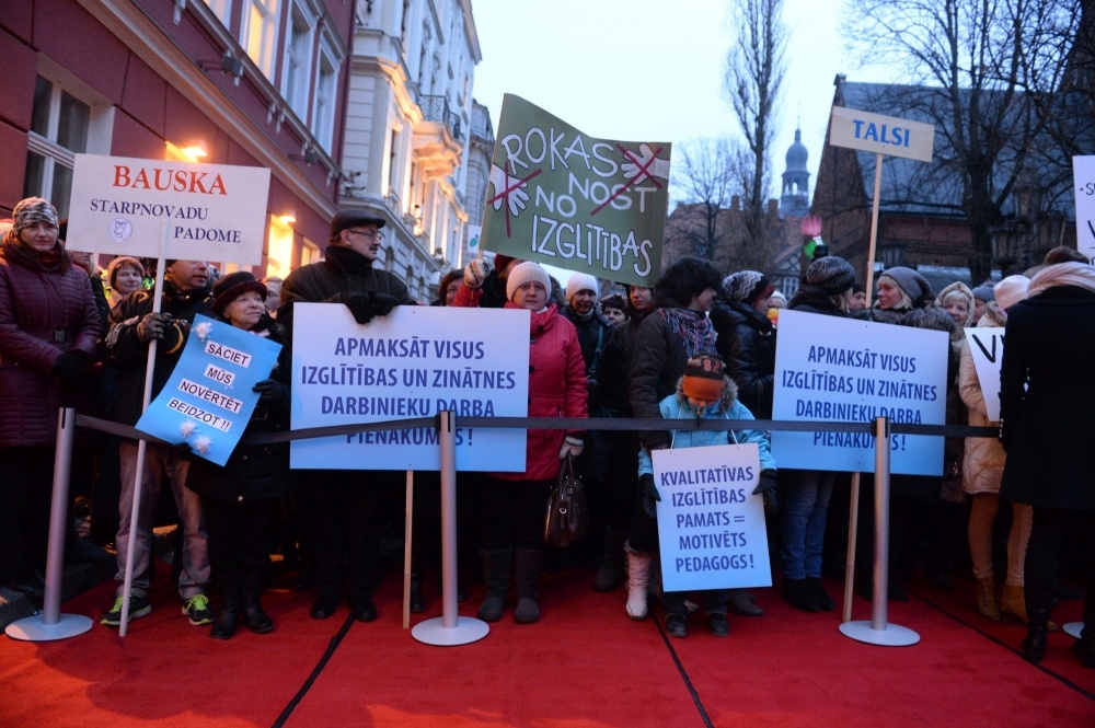 Skolotāji uz piketu sabraukuši no visdažādākajām Latvijas vietām. Skolotāju turētajos plakātos vēstīts: «Kvalitatīva izglītība nav par velti!», «Kvalitatīvas izglītības pamats ir motivēts pedagogs», «Apmaksāt visus darba pienākumus!», «Diēta ir alga».
Autors: apollo.lv
