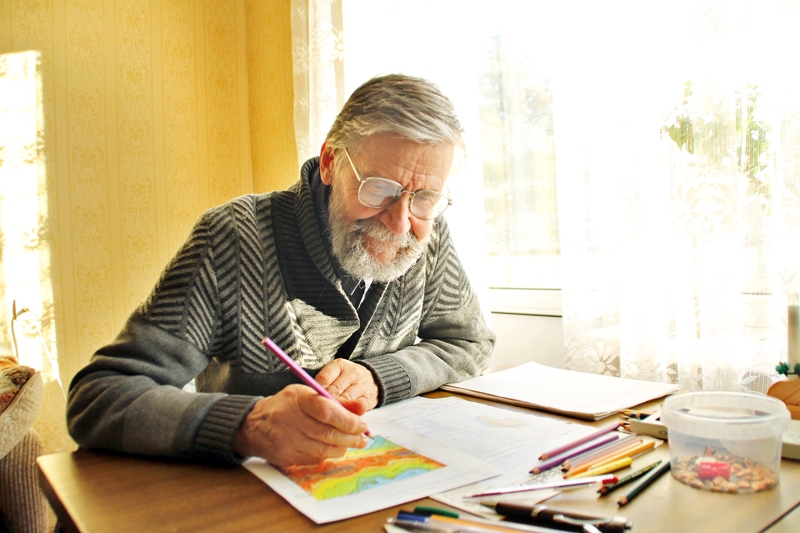 Zigurds Gustiņš uzmanīgi veido kārtējo vulkāna aprakstu. 
Autors: Uldis Varnevičs