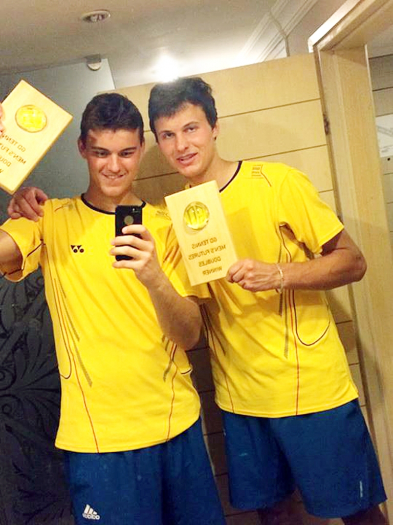 Brāļi Mārtiņš Podžus (no kreisās) un Jānis Podžus priecājas par izcīnītajām zelta godalgām.
Autors: no M. Podžus albuma. 