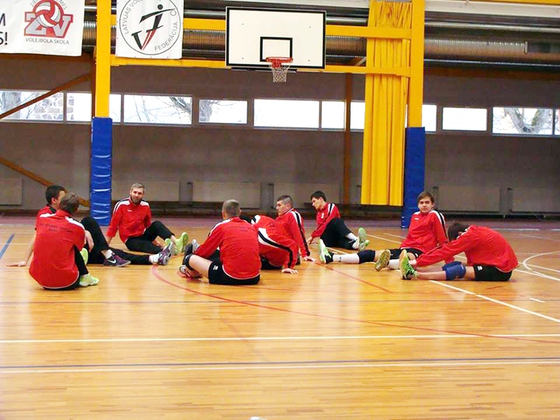 Vienība «Vecumnieki» izpilda stiepšanās vingrinājumus pirms gaidāmās cīņas pret «Valkas» komandu.
Autors: no volejbola komandas «Vecumnieki» arhīva.