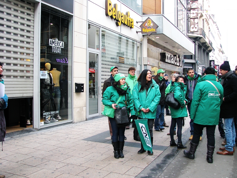 Briseles ielās zaļas krāsas jakās tērptie protestētāji bija pamanāmi jau pa gabalu. Viņu rosība pie lielveikala lika saprast, ka tirgotavā šajā dienā pircējiem neiekļūt.
Autors: Vilnis Auzāns