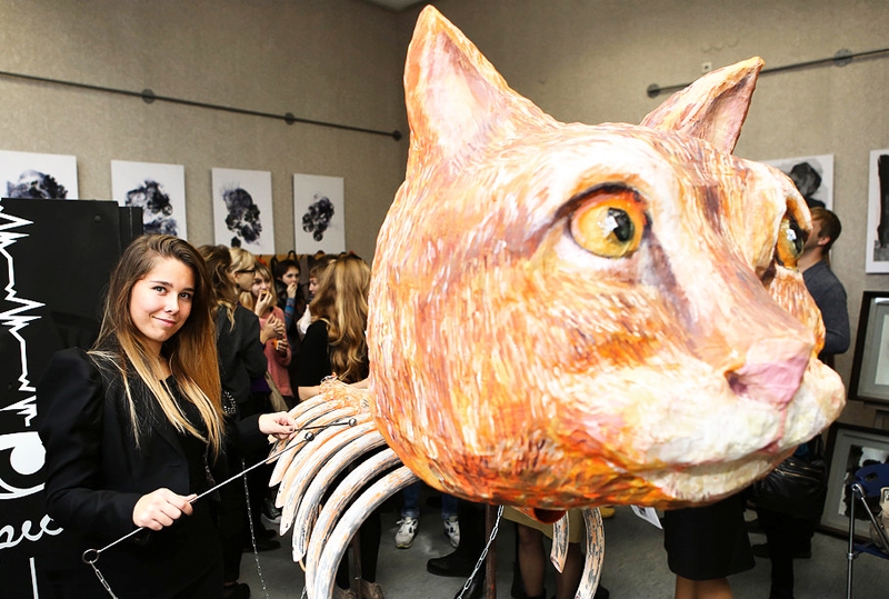 Luīze Diena un viņas veidotais mākslas objekts «Ksilofons».
Autors: no «Bauskas Dzīves» arhīva.