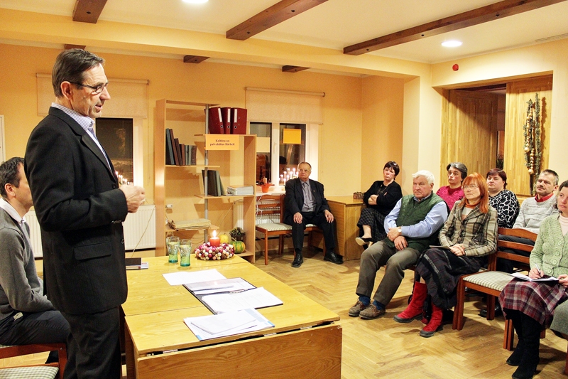 Bārbeles pagasta iedzīvotājus uzrunā novada domes priekšsēdētājs Rihards Melgailis (no kreisās).
Autors: Eva Vlasova 