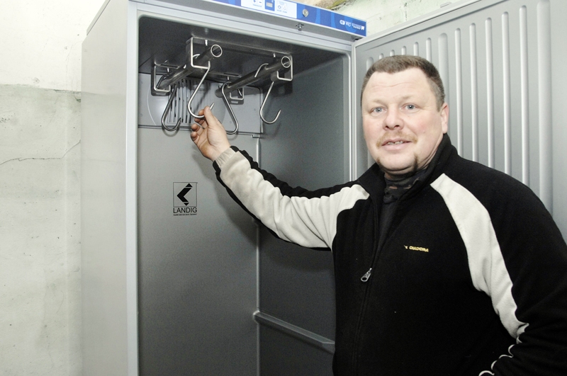 Juris Maslovs, mednieku kluba «Mežotne» biedrs, izrādot jauniegūto dzesēšanas iekārtu, par tās pielietojuma lietderīgumu nešaubās.
Autors: Ivars Bogdanovs