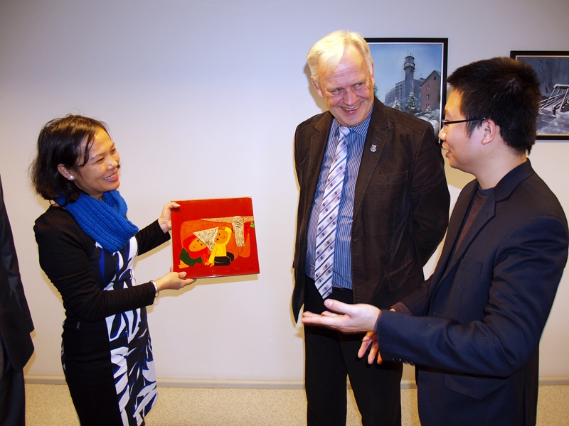 Delegācijas vadītāja Ngujena Thihaivana (no kreisās) pasniedza Iecavas novada domes priekšsēdētājam Jānim Pelsim mākslas darbu tradicionālajā vjetnamiešu tehnikā. Tulko Ngujens Kaovjets.
Autors: Antra Ērgle