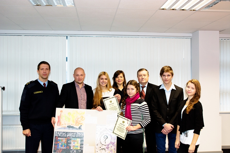 Elza Sējēja (trešā no kreisās) – konkursa «Cits eksperiments» uzvarētāja.
Autors: no policijas albuma.