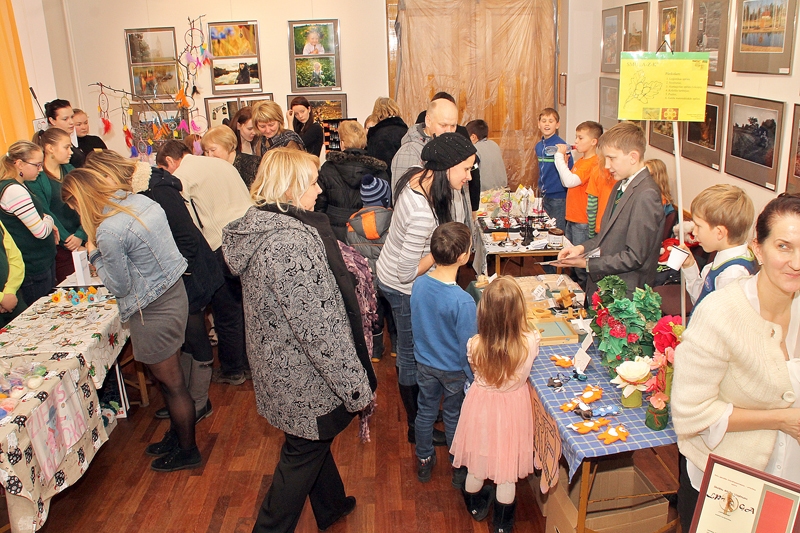Skolēnu mācību tirgū Bauskas kultūras centrā bija liela burzma – daudz bija gan pārdevēju, gan pircēju.
Autors: Uldis Varnevičs