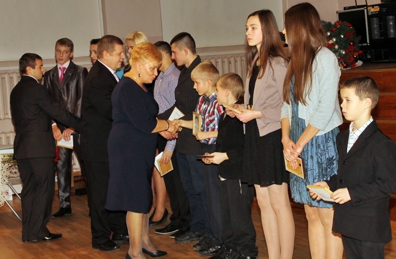 Biruta Grantiņa (vidū), Bauskas novada Bērnu un jaunatnes sporta skolas direktore, sveic cīņas sporta veidu laureātus. 


Autors: Uldis Varnevičs