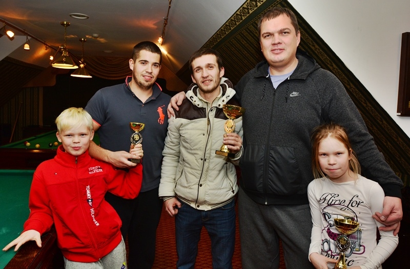 Andris Afanasjevs (no kreisās), Herberts Mucenieks un Vitālijs 
Afanasjevs - godalgoto vietu ieguvēji biljarda turnīrā.

Autors: Jevgenijs Gedertsons