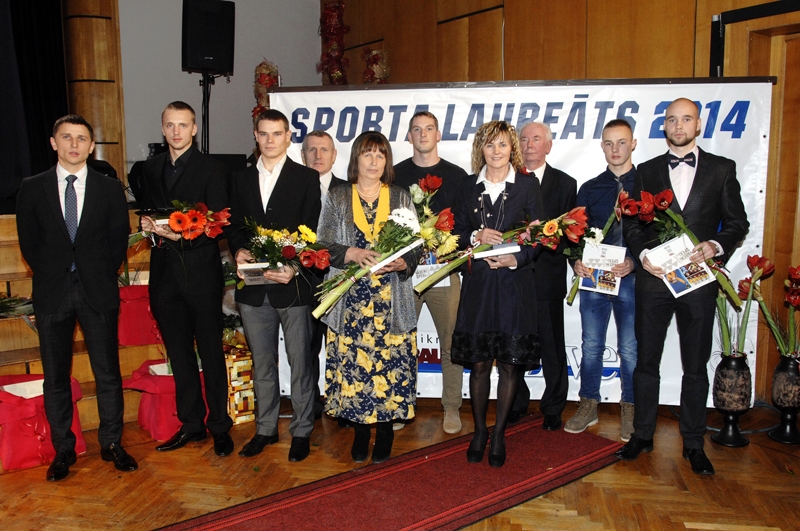 
Balvu galvenajā nominācijā «Labākie 2014. gada Bauskas novada sportisti» pasniedza basketbola kluba «VEF» treneris baušķenieks Nikolajs Mazurs (pirmais no kreisās). Godinātie izcilnieki: Jānis Baltušs, Ģirts Dubinskis, Agris Grandovskis, Lija Bulāne, Andris Ūdris, Skaidrīte Šnitka, Arnolds Šimkuss, Deivids Šumskis un Rivo Vožniaks.
Autors: Ivars Bogdanovs 