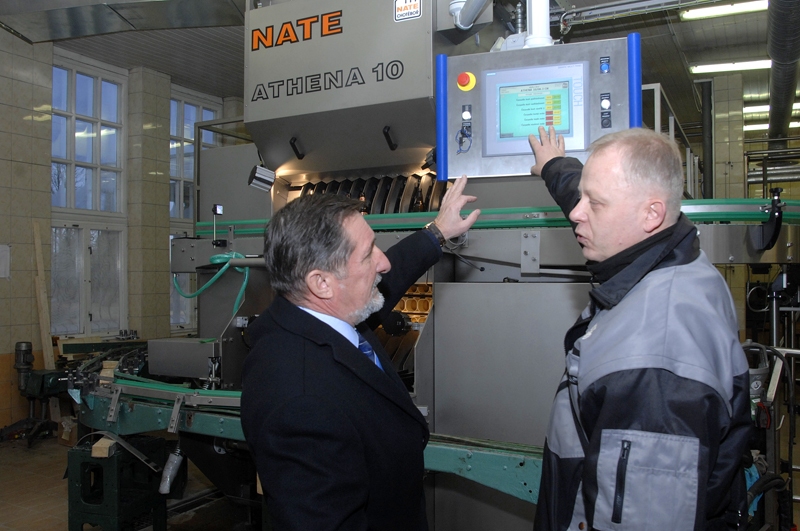 SIA «Bauskas alus» galvenais inženieris Aldis Atvars un uzņēmuma vadītājs Vladimirs Barskovs iepazīstas ar jauno iekārtu vadības principiem. 
Autors: Ivars Bogdanovs