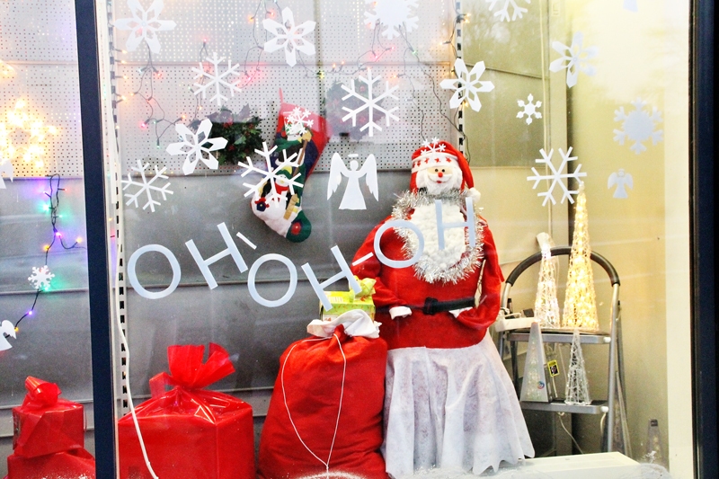 Gadumijas garajās brīvdienās svinētājiem būs laiks sevi un citus iepriecināt ne tikai ar gardiem ēdieniem un dāvanām, atgādina nerātni noskaņota Ziemsvētku večiņa Bauskas veikala skatlogā.
Autors: Uldis Varnevičs