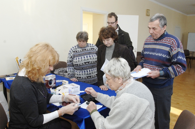 Bauskas poliklīnikā iedzīvotāji stāvēja rindā, lai pārbaudītu cukura līmeni asinīs. 
Autors: Ivars Bogdanovs