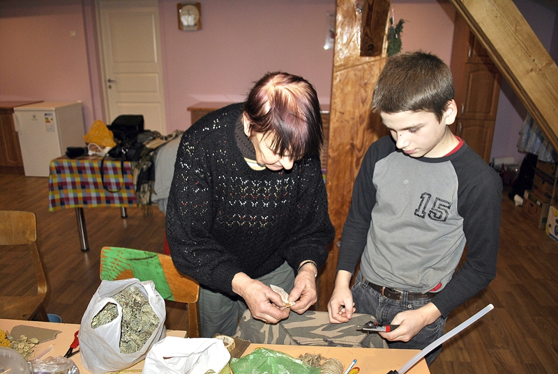 Ilga Viņķele vada Ziemassvētku dekoru darbnīcu Stelpes pamatskolas 4. un 5. klases audzēkņiem, Artis Poliks mācās gatavot svecītes dekoratīvu paliktni.
Autors: Māris Krūmiņš