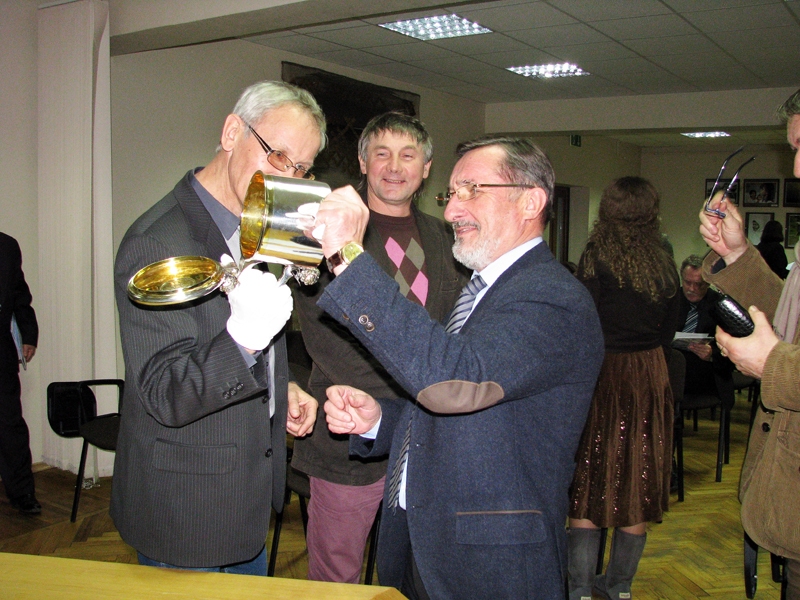 Sudraba kannu, kas, visticamāk, nav 17. gadsimta Bauskas zeltkaļa darinājums, aplūko uzņēmējs Vladimirs Barskovs (no labās), Valērijs Gabrāns un pašvaldības deputāts Voldemārs Čačs.
Autors: Vilnis Auzāns