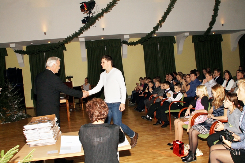 Jānim Rūdolfam Štālam (vidū) Iecavas novada domes priekšsēdētājs Jānis Pelsis pasniedz naudas balvu un pašvaldības izdoto kalendāru.
Autors: Uldis Varnevičs