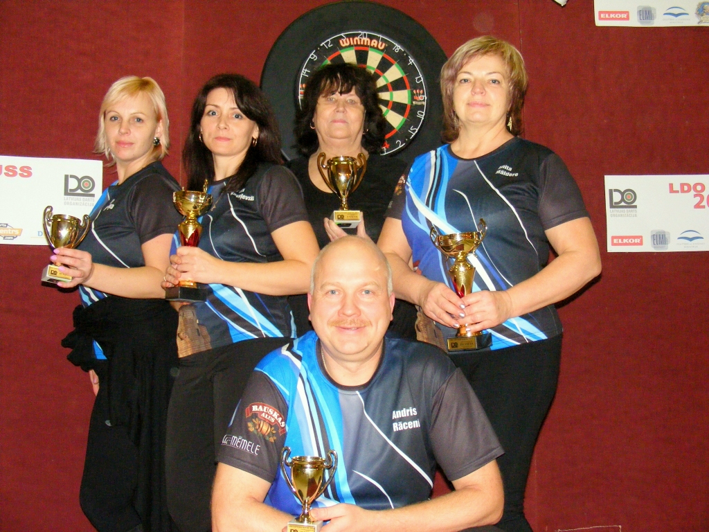 Komandas «Bauskas dārts» pārstāvji ar izcīnītajiem kausiem. No kreisās Ilva Kalniņa, Areta Kovaļevska, Anita Vents, Anita Māldere, Andris Rācenis.
Autors: No albuma.