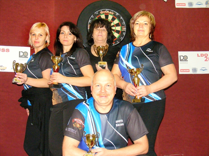 Komandas «Bauskas darts» pārstāvji ar izcīnītajiem kausiem. No kreisās Ilva Kalniņa, Areta Kovaļevska, Anita Vents, Anita Māldere, Andris Rācenis. 
Autors: no personīgā albuma