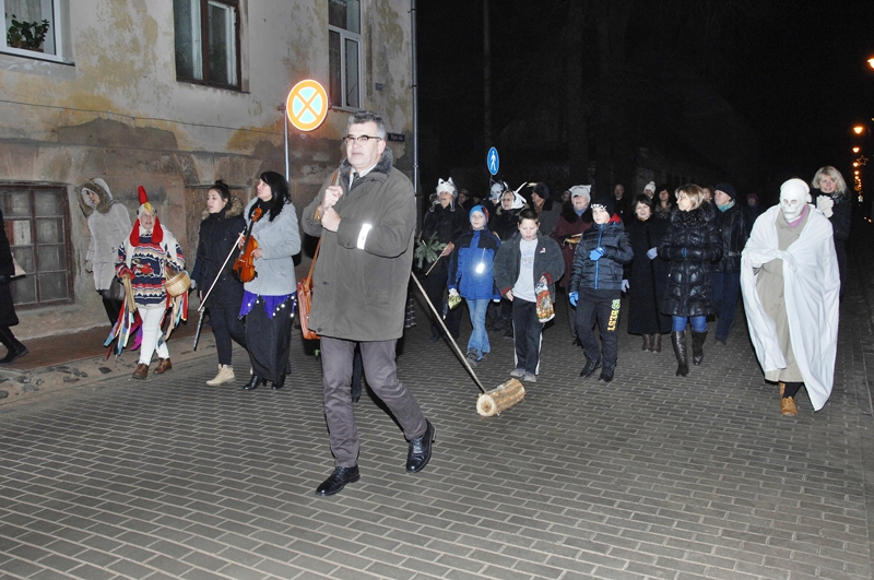 Rīgas ielas atklāšanā Bauskā tradicionāli nāca budēļi no «Trejupes», Ziemassvētku bluķi vilka novada domes priekšsēdētājs Raitis Ābelnieks. Pēc tam bluķis kopīgi sadedzināts, ļaunie gari aizbaidīti, dzīve šajā ielā būs jauka.
Autors:  Ivars Bogdanovs