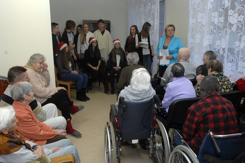 Bauskas Valsts ģimnāzijas 9.b klases skolēni uz pansionāta filiāli Bauskā ierodas jau trešo gadu pēc kārtas. Klases audzinātāja Ināra Graudiņa   stāsta, ka tā ir viena no sirsnīgākajām tradīcijām. 
Autors: Ivars Bogdanovs