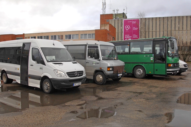 Pasažieriem ir cerības, ka SIA «Aips» ar nākamā gada 1. februāri atsāks darbu Rīgas maršrutā. Līdz ar baušķeniekiem tiesības strādāt šajā maršrutā uzticētas arī a/s «Nordeka» un «Liepājas autobusu parks». 
Autors: Ivars Bogdanovs