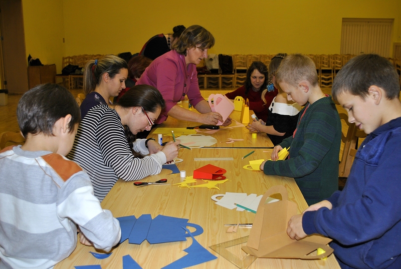 Gunta Šurna, radošo izpausmju pulciņa vadītāja, mācīja gatavot dekoratīvus dāvanu maisiņus.
Autors: Māris Krūmiņš