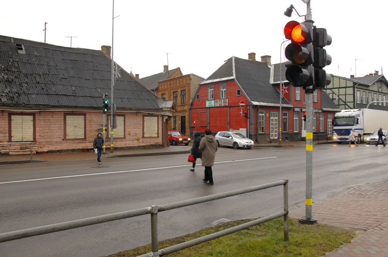 Kalna ielu krustojumā ar Plūdoņa ielu 12 sekunžu laikā gājējiem normālā gaitā nav iespējams šķērsot. «Bauskas Dzīve» par to pārliecinājās, ilgāku laiku vērojot iedzīvotājus, kuru šķērsoja Kalna ielu.
Autors: Ivars Bogdanovs
