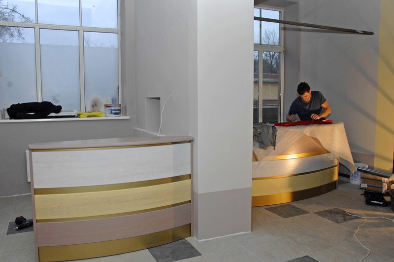 Bauskas kultūras centra vestibilā mēbeles montē zemnieku saimniecības «Siliņi» meistari. 
Autors: Ivars Bogdanovs