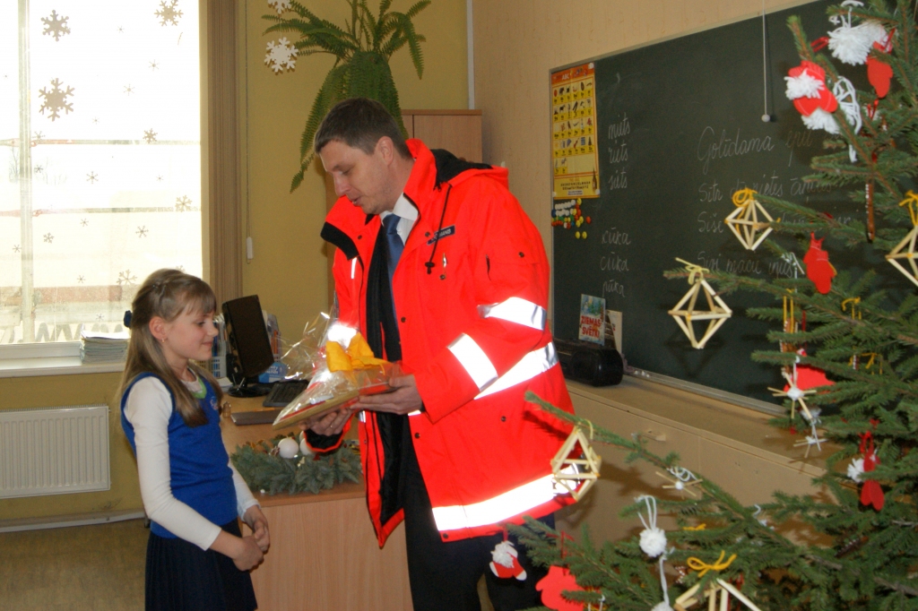 Viktoriju Zubovu, Bauskas sākumskolas 4. klases skolnieci, ar uzvaru konkursā sveic NMP dienesta Zemgales reģionālā centra vadītājs Roberts Fūrmanis.
Autors: No albuma.