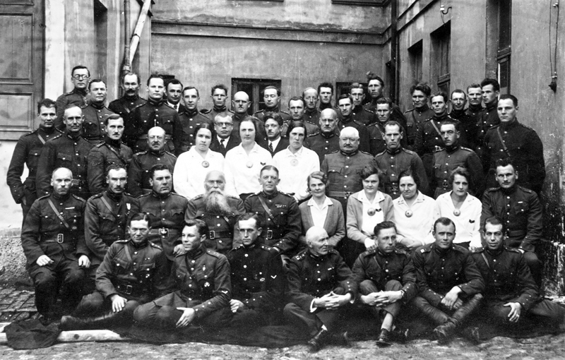 
13. Bauskas aizsargu pulka komandējošais sastāvs un aizsardzes, 1934. gads. Kurzemes viesnīca (tag. Bauskas muzejs).
Autors: no Bauskas muzeja krājuma.