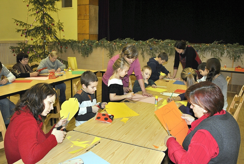 Bērni nolēmuši darbus dāvāt ģimenes locekļiem. 
Autors: Māris Krūmiņš