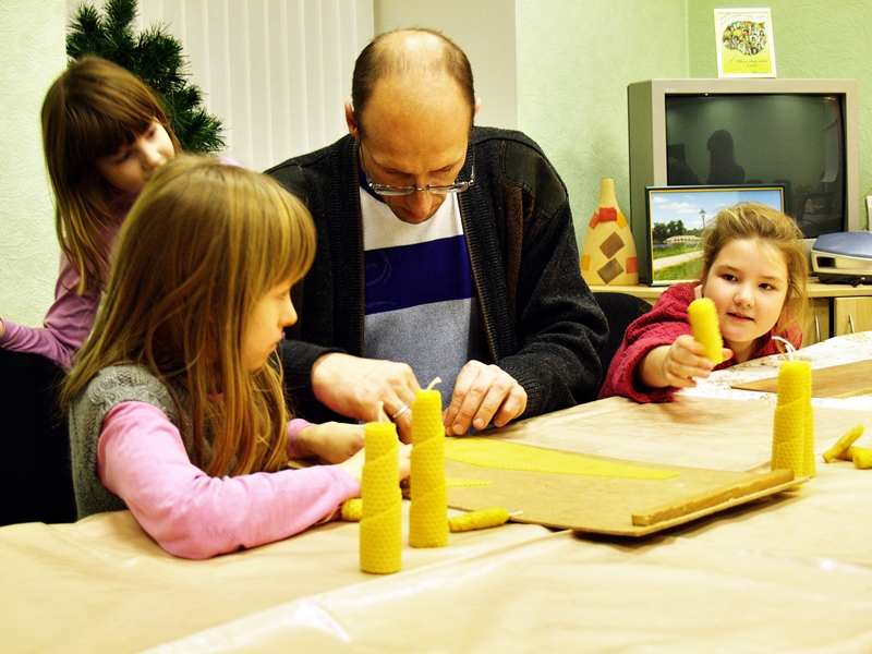 Bērni un pieaugušie aizraujas ar vaska sveču tīšanu.
Autors: Antra Ērgle