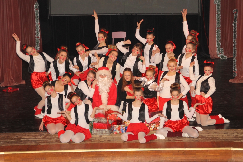 Agita Solzemniece – ziņkārīgā raganiņa, saņēmusi dāvanu no Ziemassvētku vecīša – Jura Jefremova, priecājas Sārtvaidzīšu ciema iedzīvotāju ielenkumā. 
Autors: Uldis Varnevičs