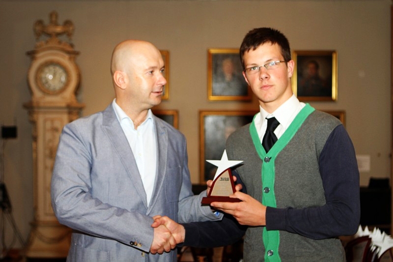 Apbalvojums. Latvijas florbola virslīgas prezidents Ilvis Pētersons (no kreisās) pasniedz labākā vārtsarga balvu 2012./2013. gada sezonā U16 vecuma grupā Reinim Kirilko.
Autors: no Latvijas florbola federācijas arhīva