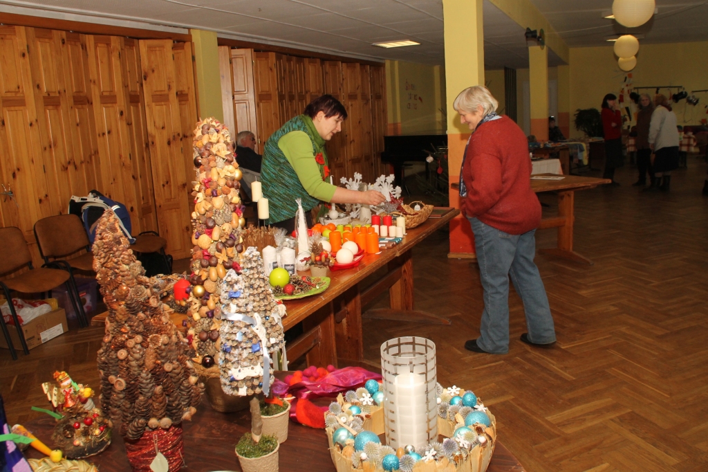 Līga Lauriņa (no kreisās) atzīst, ka tirdziņā nopērkamais rada Ziemassvētku noskaņojumu. 
Autors: Uldis Varnevičs