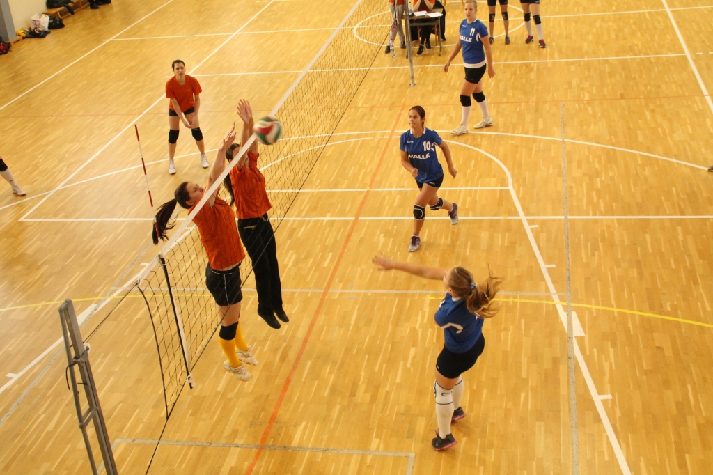 «Mežotnes» volejbolistes (no kreisās) – sacīkšu uzvarētājas – cenšas bloķēt valliešu uzbrukumu. 
Autors: Uldis Varnevičs