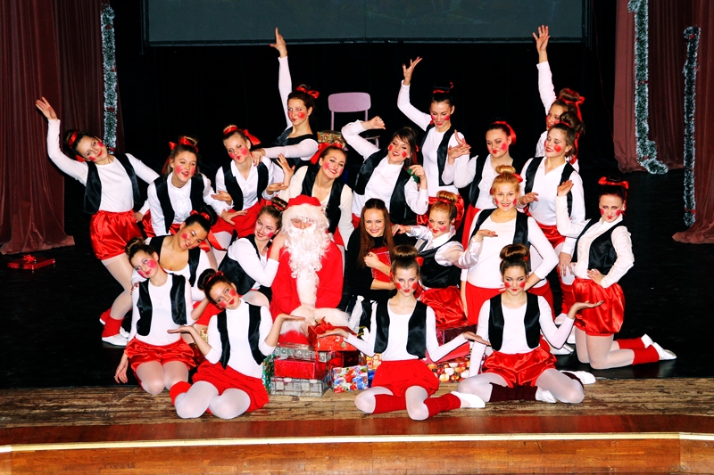 Sārtvaidzīšu ciema iedzīvotāju ielenkumā Agita Solzemniece – ziņkārīgā raganiņa (centrā), saņēmusi dāvanu no Ziemassvētku vecīša – Jura Jefremova. 
Autors: Uldis Varnevičs