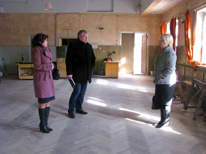 Daži Bauskas novada domes deputāti šī gada pavasarī apmeklēja Jaunsaules klubu. Konkrētus viedokļus, atbalstīt ēkas atjaunošanu vai nē, viņi toreiz atturējās izteikt. 
Autors: Vilnis Auzāns