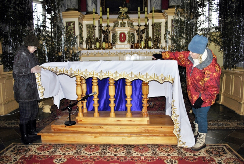 Skaistkalnes baznīcas altāri Silva Mazure (no kreisās) un Inga Lividāne «ietērpj» baltajā – Ziemassvētku liturģiskajā krāsā.
Autors: Māris Krūmiņš