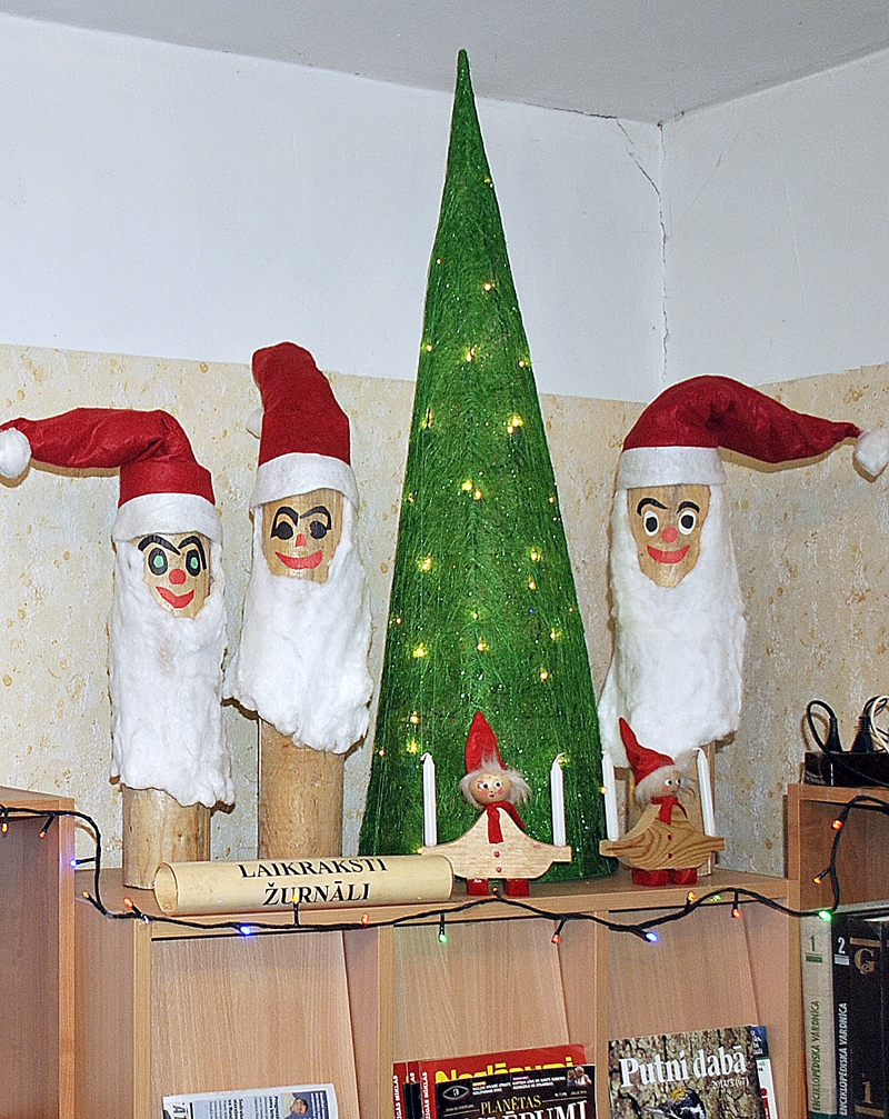 Vecsaules bibliotēka un kapela ir izrotāta ar svētdienas skolas audzēkņu darbiņiem. 
Autors: Māris Krūmiņš