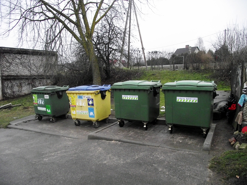 Mēmeles ielas 10. daudzdzīvokļu nama iemītnieki Bauskā var priecāties par sakoptu apkārtni ap konteineriem un finansiāliem ietaupījumiem.
Autors: Artūrs Dulbe