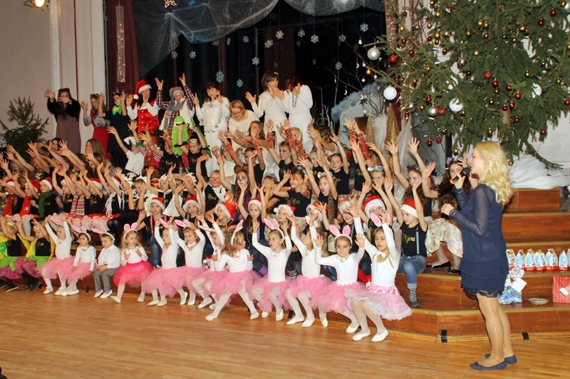 Vokālās studijas «Miljons» dalībnieki aizrautīgi izdzied uzveduma pēdējo dziesmu.
Autors: Uldis Varnevičs