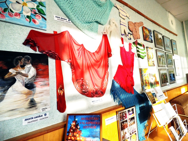 Bauskas Valsts ģimnāzijas bibliotēkas lasītavā apskatāmā skolotāju vaļasprieku izstāde. 
Autors:   Foto no skolas arhīva.