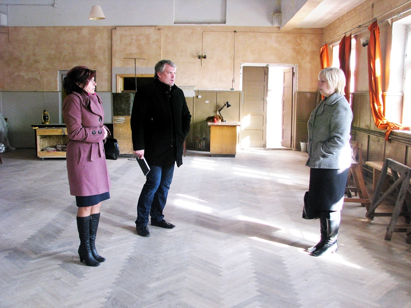 Jaunsaules klubā ar deputātiem Initu Nagņibedu (no kreisās) un Mārtiņu Ružu sarunājas Vecsaules pagasta kultūras darba organizatore Rasma Maldute.
Autors: Vilnis Auzāns