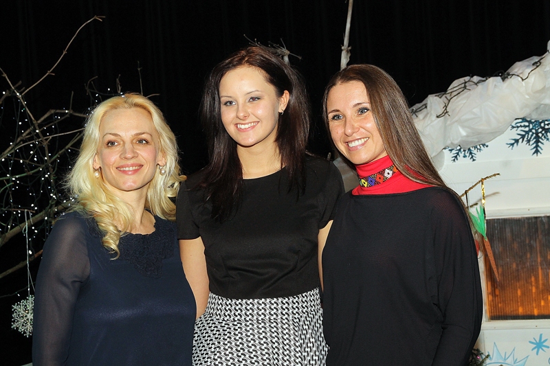Māra Filipoviča (no kreisās), Ieva Karpoviča un Anita Rezevska veidojušas svētku uzvedumu.
Autors: Uldis Varnevičs
